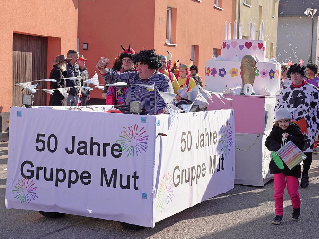 Umzug in Sasbach: Die Gruppe Mut feiert 50 Jahr mit einer schnen Torte.