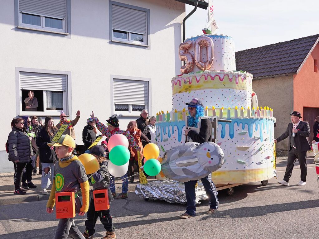 Umzug in Sasbach: Mit einer riesigen Torte feierte sich der Segel- und Ruderverein zum 50-jhrigen Bestehen.