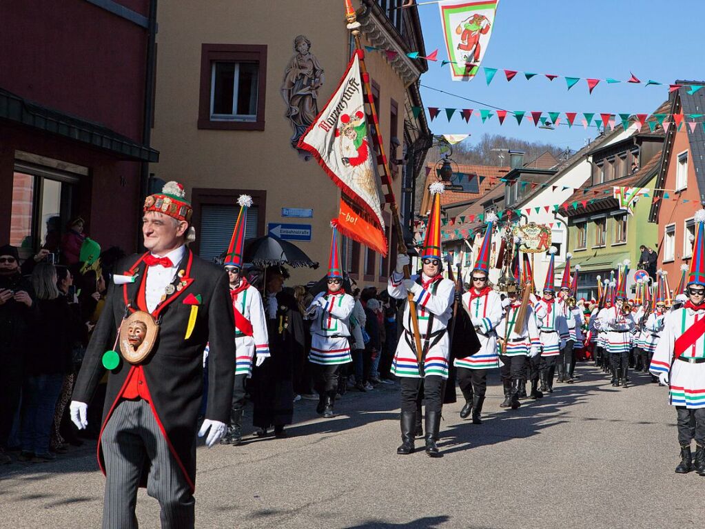 Bei schnstem Wetter feierten am Sonntag in Elzach sowohl die vielen Hundert Schuttig als auch die Zuschauer die Fasnet.