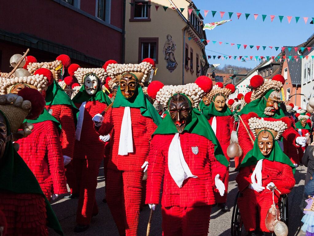 Bei schnstem Wetter feierten am Sonntag in Elzach sowohl die vielen Hundert Schuttig als auch die Zuschauer die Fasnet.