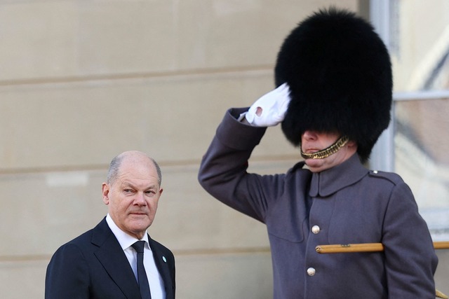 Olaf Scholz (SPD) reiste als Noch-Bundeskanzler an.  | Foto: Toby Melville/Reuters Pool/AP/dpa