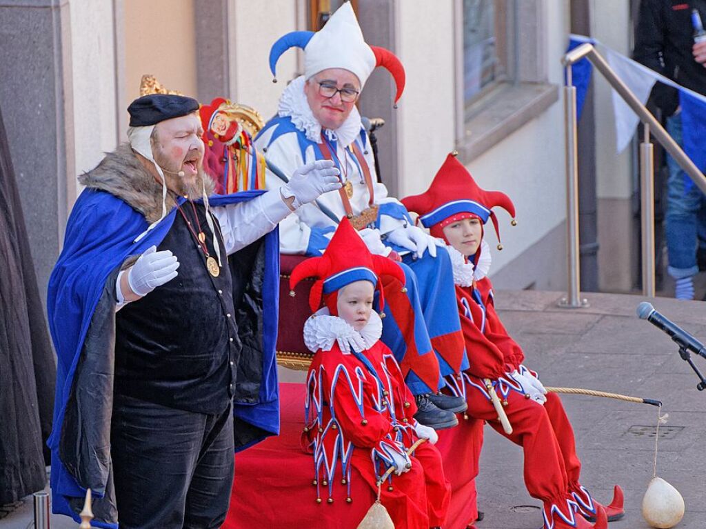 Jokiliumzug und Fasnetspiel in Endingen: Graf Hesso von senberg begrt den Jokili.