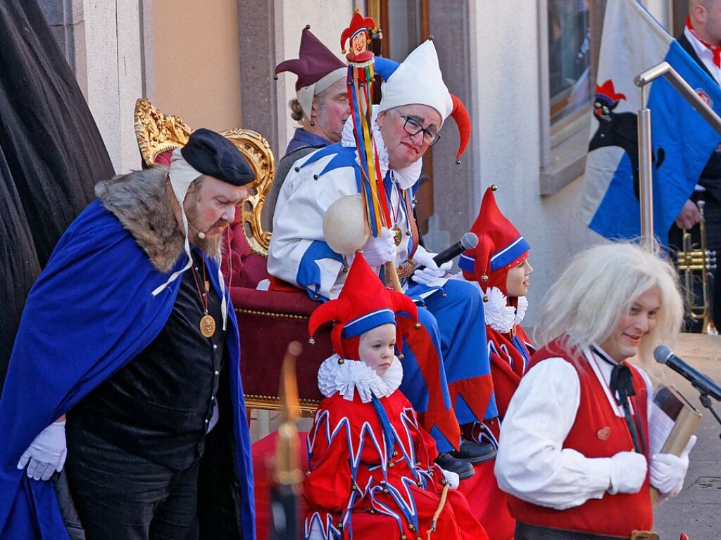 Jokiliumzug und Fasnetspiel in Endingen: D'r Galli verspricht ein opulentes Festmahl, der Graf hat offenbar seine Zweifel.