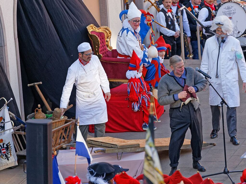 Jokiliumzug und Fasnetspiel in Endingen: "De Mddig" hat keine Lust auf Fasnet, Doktor Eisenbart soll ihn kurieren.