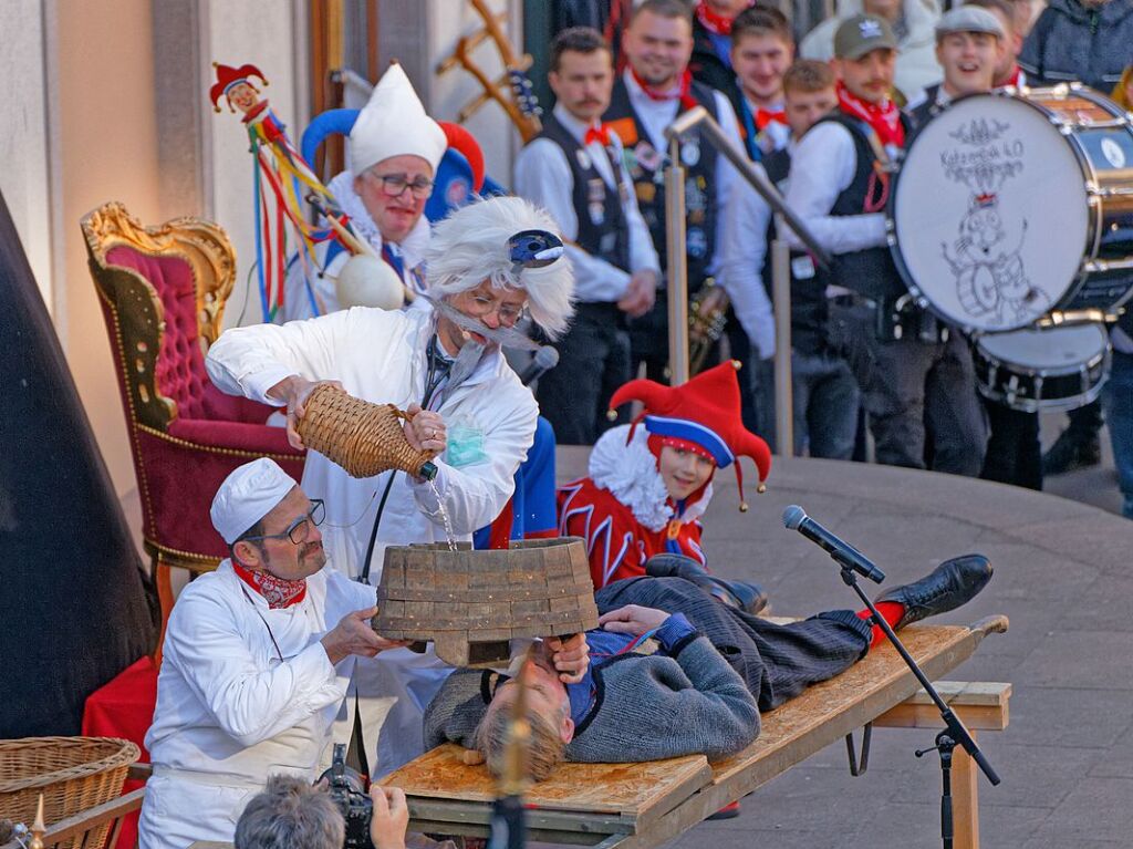 Jokiliumzug und Fasnetspiel in Endingen: Mit eigenwilligen Methoden nimmt sich Doktor Eisenbart des Fasnetsmden an.