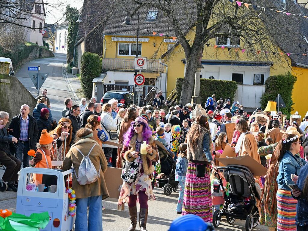 Entlang der Weinstrae, Jahnstrae bis zur Batzenberghalle fhrte der kunterbunte Dorfumzug in Pfaffenweiler.