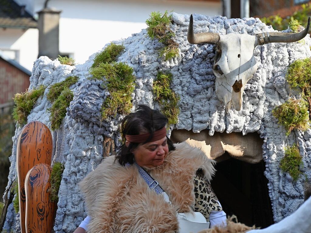 Entlang der Weinstrae, Jahnstrae bis zur Batzenberghalle fhrte der kunterbunte Dorfumzug in Pfaffenweiler.