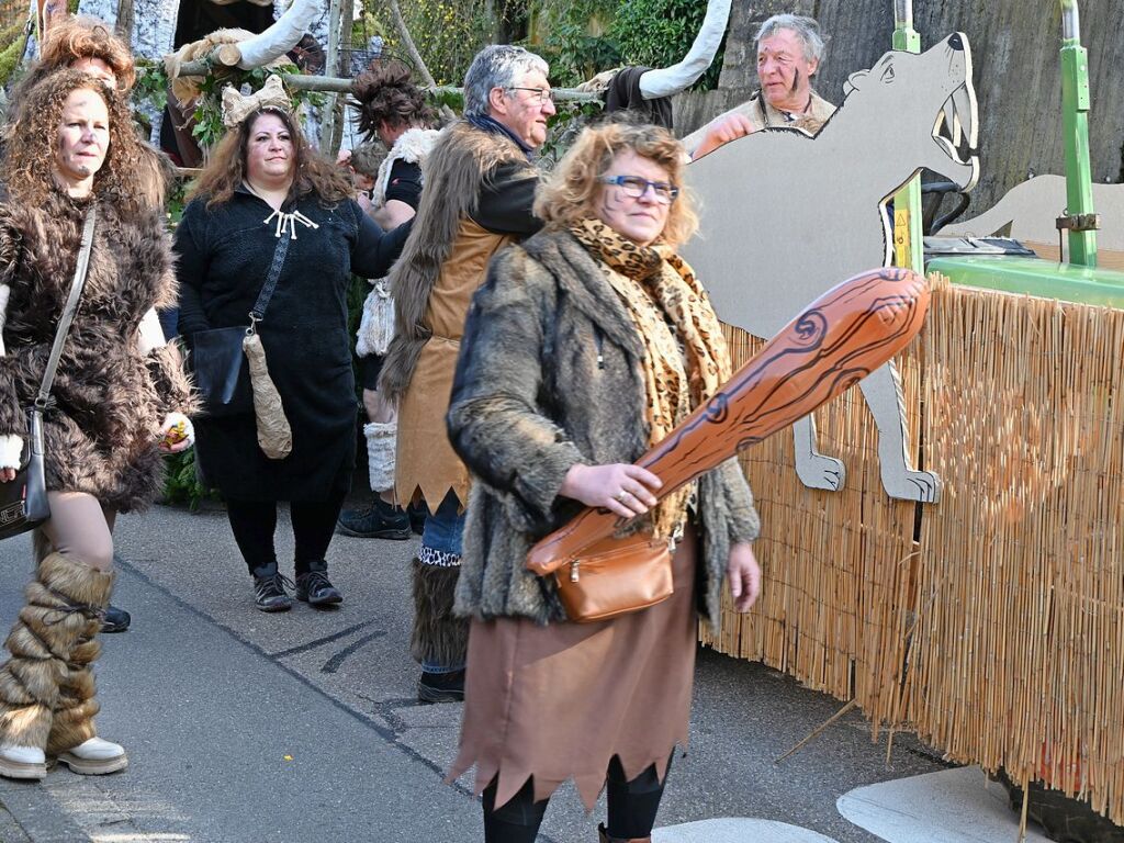 Entlang der Weinstrae, Jahnstrae bis zur Batzenberghalle fhrte der kunterbunte Dorfumzug in Pfaffenweiler.