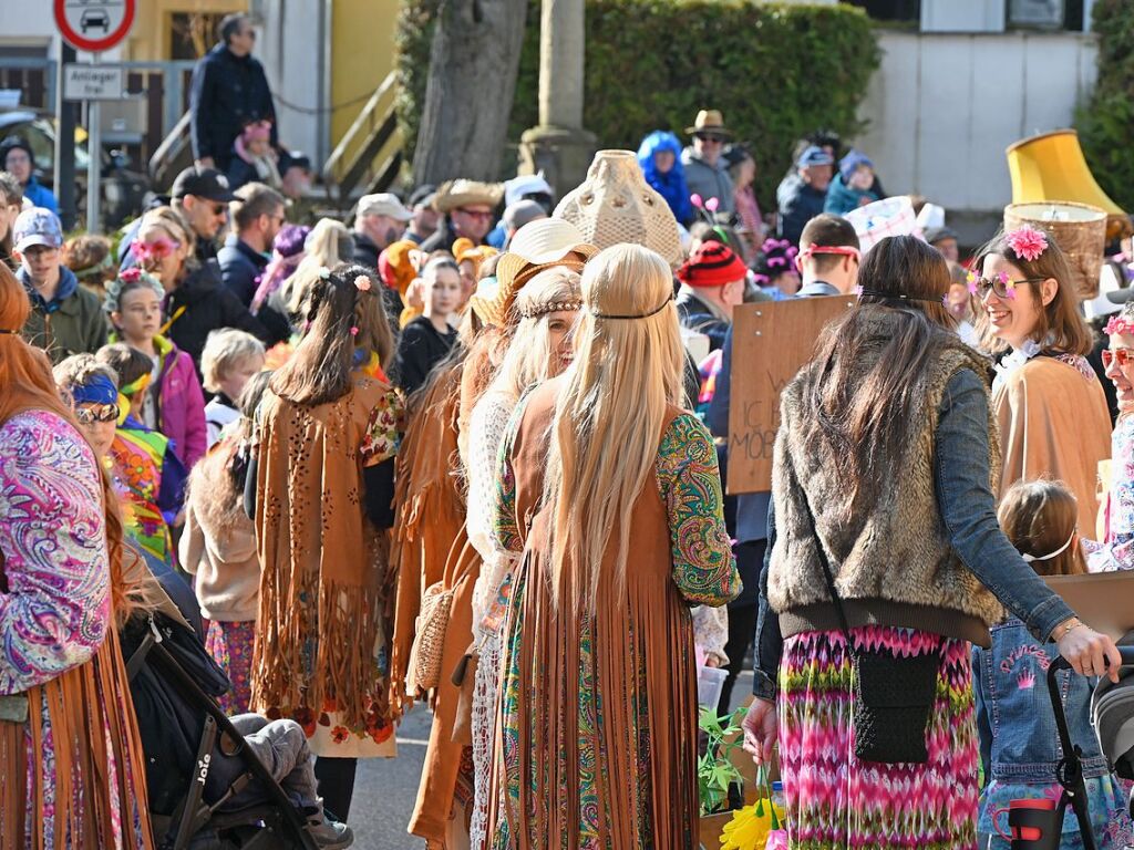 Entlang der Weinstrae, Jahnstrae bis zur Batzenberghalle fhrte der kunterbunte Dorfumzug in Pfaffenweiler.