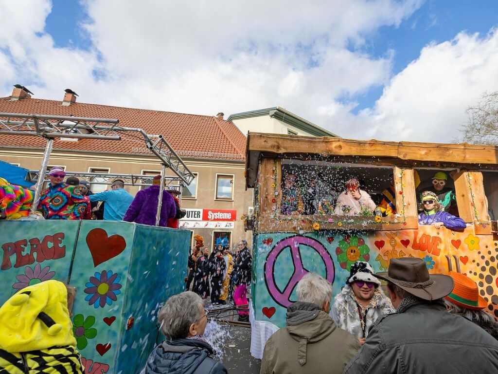 Entlang der Weinstrae, Jahnstrae bis zur Batzenberghalle fhrte der kunterbunte Dorfumzug in Pfaffenweiler.