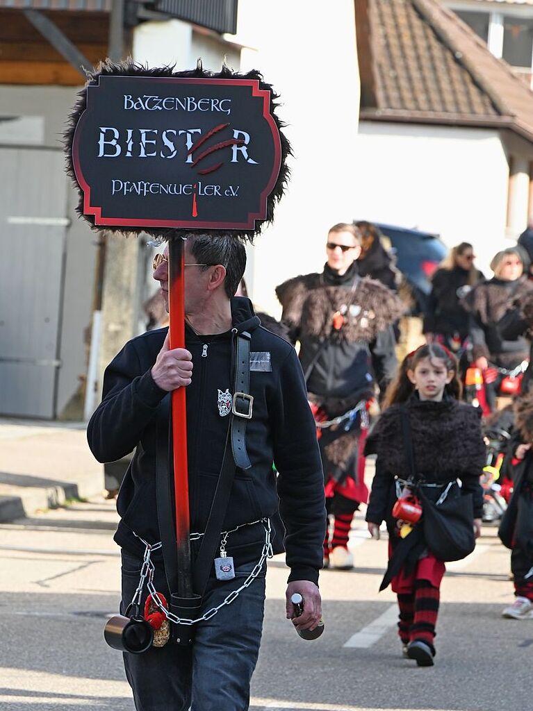 Entlang der Weinstrae, Jahnstrae bis zur Batzenberghalle fhrte der kunterbunte Dorfumzug in Pfaffenweiler.