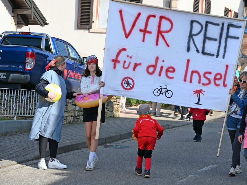 Entlang der Weinstrae, Jahnstrae bis zur Batzenberghalle fhrte der kunterbunte Dorfumzug in Pfaffenweiler.