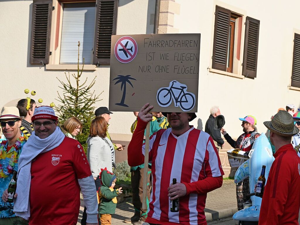 Entlang der Weinstrae, Jahnstrae bis zur Batzenberghalle fhrte der kunterbunte Dorfumzug in Pfaffenweiler.