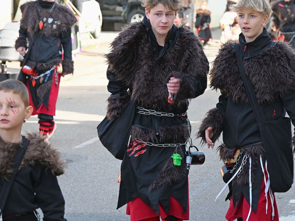 Entlang der Weinstrae, Jahnstrae bis zur Batzenberghalle fhrte der kunterbunte Dorfumzug in Pfaffenweiler.