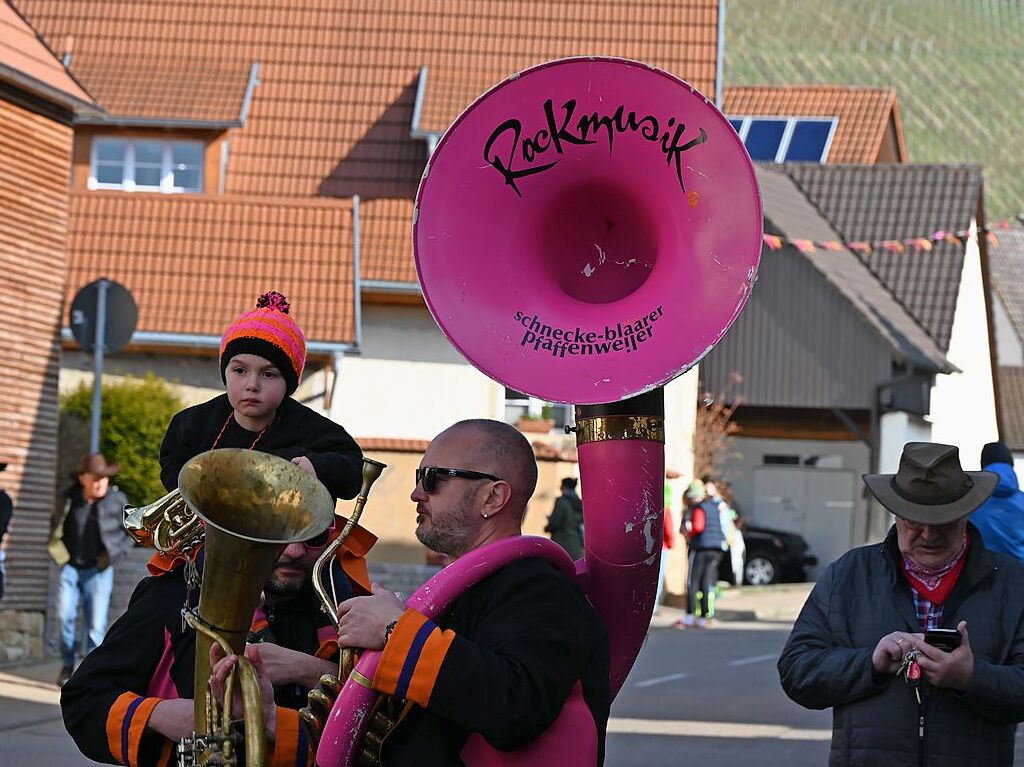 Entlang der Weinstrae, Jahnstrae bis zur Batzenberghalle fhrte der kunterbunte Dorfumzug in Pfaffenweiler.