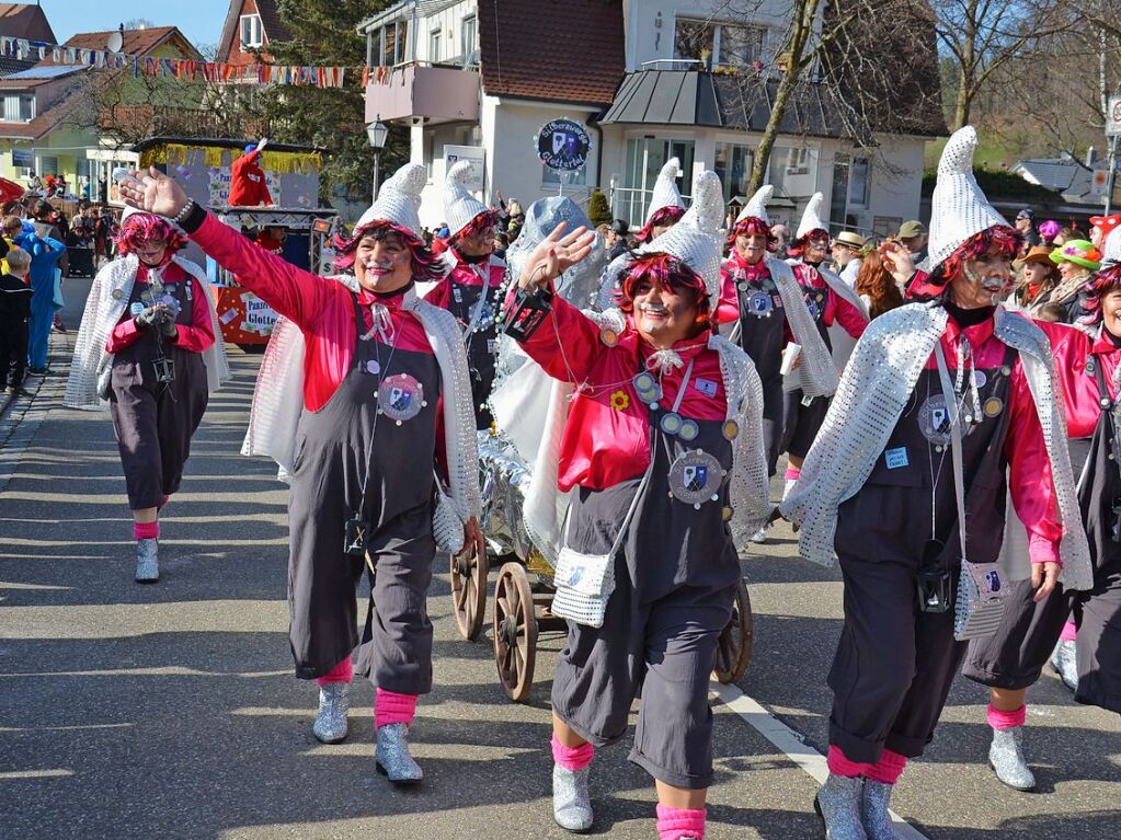 Die Trachtenkapelle Glottertal sowie die Narrenznfte Triibl, Plattewiebli und Eichberghexen marschieren am Sonntag vorneweg. Es folgten diverse Gruppierungen aus dem Glottertal sowie sechs Gastznfte.