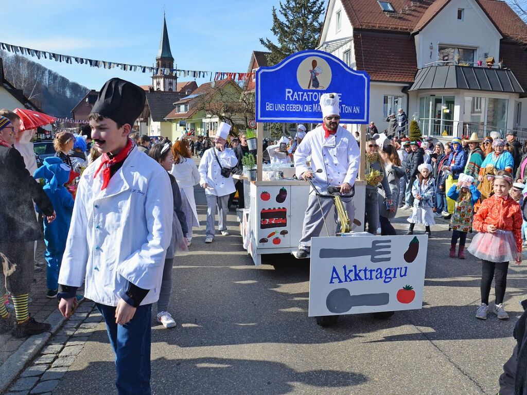 Die Trachtenkapelle Glottertal sowie die Narrenznfte Triibl, Plattewiebli und Eichberghexen marschieren am Sonntag vorneweg. Es folgten diverse Gruppierungen aus dem Glottertal sowie sechs Gastznfte.