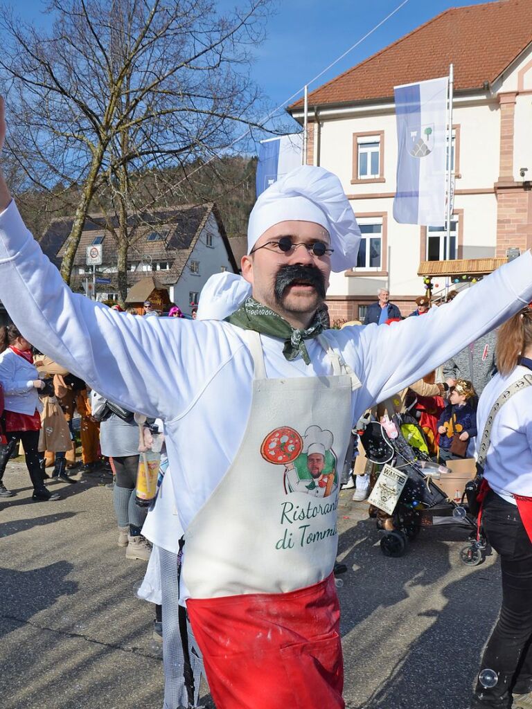 Die Trachtenkapelle Glottertal sowie die Narrenznfte Triibl, Plattewiebli und Eichberghexen marschieren am Sonntag vorneweg. Es folgten diverse Gruppierungen aus dem Glottertal sowie sechs Gastznfte.