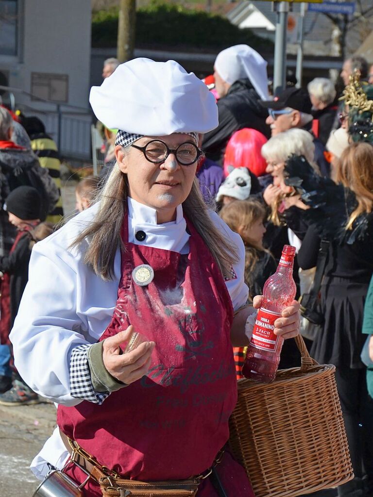 Die Trachtenkapelle Glottertal sowie die Narrenznfte Triibl, Plattewiebli und Eichberghexen marschieren am Sonntag vorneweg. Es folgten diverse Gruppierungen aus dem Glottertal sowie sechs Gastznfte.