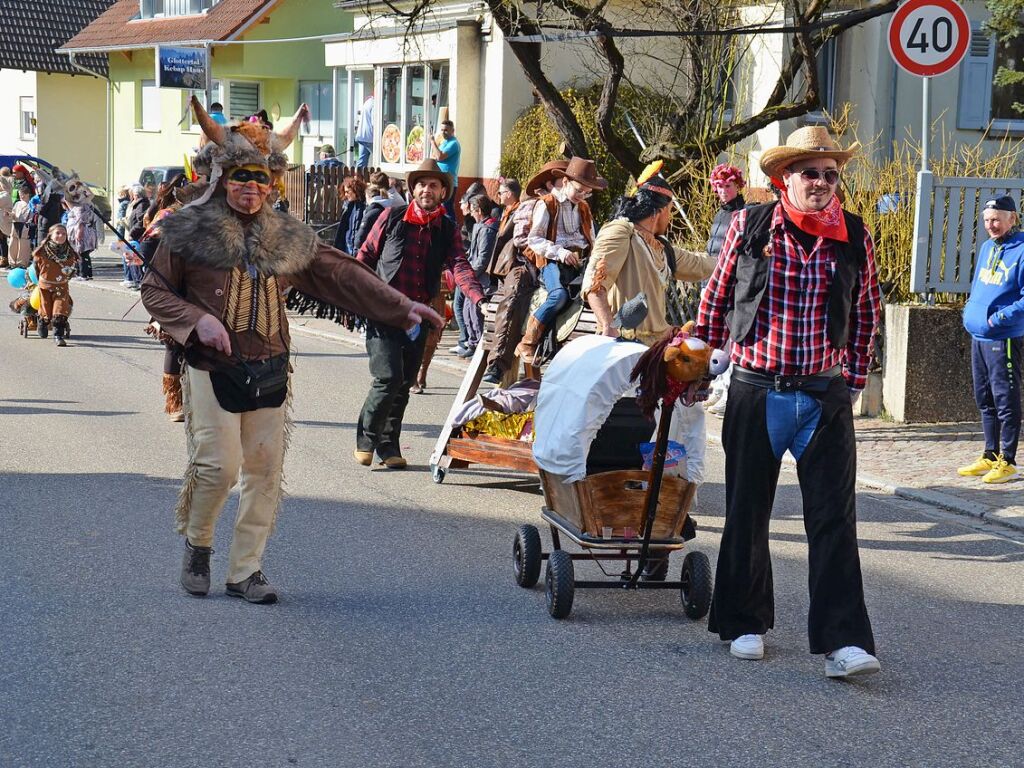 Die Trachtenkapelle Glottertal sowie die Narrenznfte Triibl, Plattewiebli und Eichberghexen marschieren am Sonntag vorneweg. Es folgten diverse Gruppierungen aus dem Glottertal sowie sechs Gastznfte.