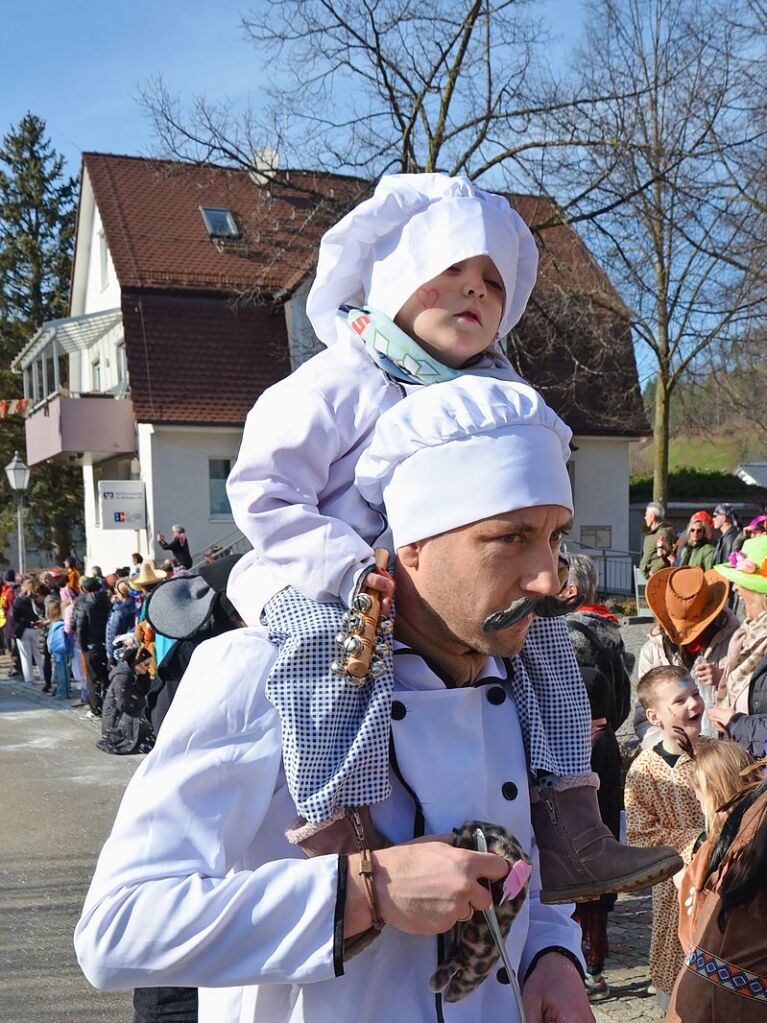 Die Trachtenkapelle Glottertal sowie die Narrenznfte Triibl, Plattewiebli und Eichberghexen marschieren am Sonntag vorneweg. Es folgten diverse Gruppierungen aus dem Glottertal sowie sechs Gastznfte.