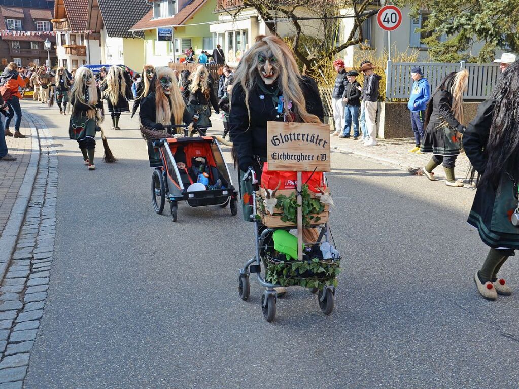 Die Trachtenkapelle Glottertal sowie die Narrenznfte Triibl, Plattewiebli und Eichberghexen marschieren am Sonntag vorneweg. Es folgten diverse Gruppierungen aus dem Glottertal sowie sechs Gastznfte.