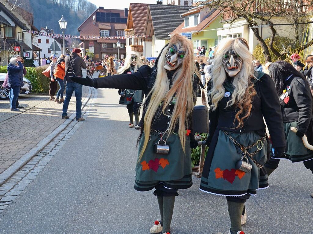 Die Trachtenkapelle Glottertal sowie die Narrenznfte Triibl, Plattewiebli und Eichberghexen marschieren am Sonntag vorneweg. Es folgten diverse Gruppierungen aus dem Glottertal sowie sechs Gastznfte.