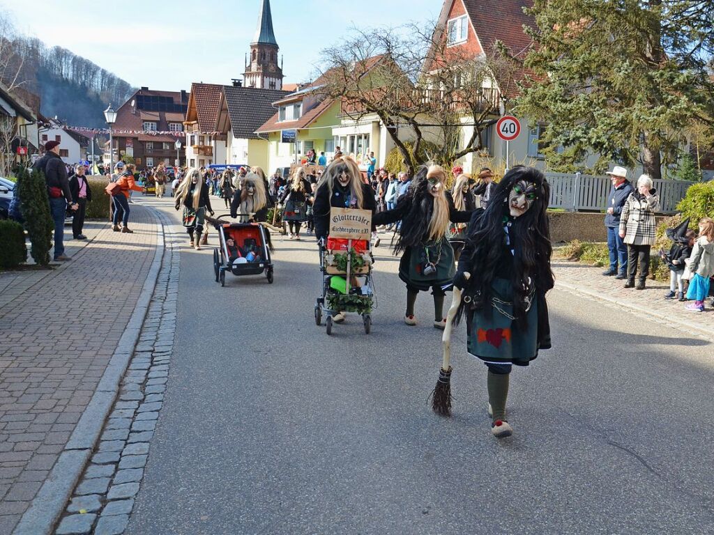 Die Trachtenkapelle Glottertal sowie die Narrenznfte Triibl, Plattewiebli und Eichberghexen marschieren am Sonntag vorneweg. Es folgten diverse Gruppierungen aus dem Glottertal sowie sechs Gastznfte.