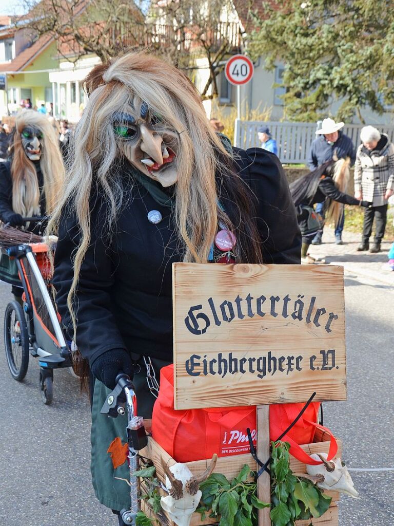 Die Trachtenkapelle Glottertal sowie die Narrenznfte Triibl, Plattewiebli und Eichberghexen marschieren am Sonntag vorneweg. Es folgten diverse Gruppierungen aus dem Glottertal sowie sechs Gastznfte.