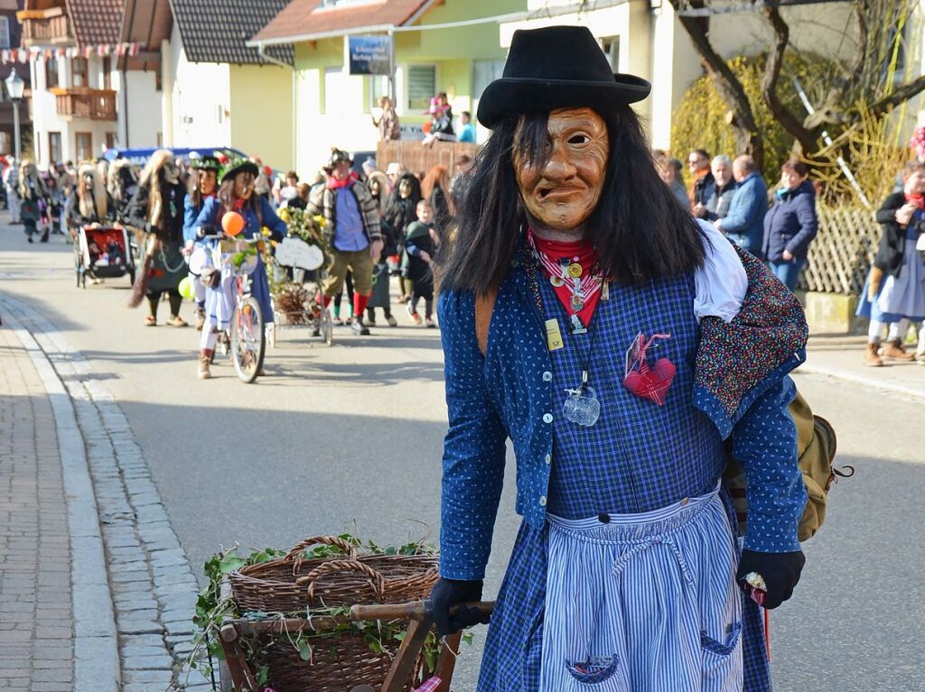 Die Trachtenkapelle Glottertal sowie die Narrenznfte Triibl, Plattewiebli und Eichberghexen marschieren am Sonntag vorneweg. Es folgten diverse Gruppierungen aus dem Glottertal sowie sechs Gastznfte.