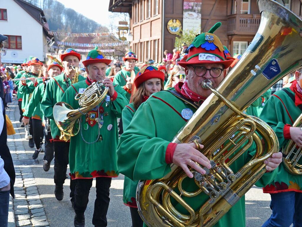 Die Trachtenkapelle Glottertal sowie die Narrenznfte Triibl, Plattewiebli und Eichberghexen marschieren am Sonntag vorneweg. Es folgten diverse Gruppierungen aus dem Glottertal sowie sechs Gastznfte.