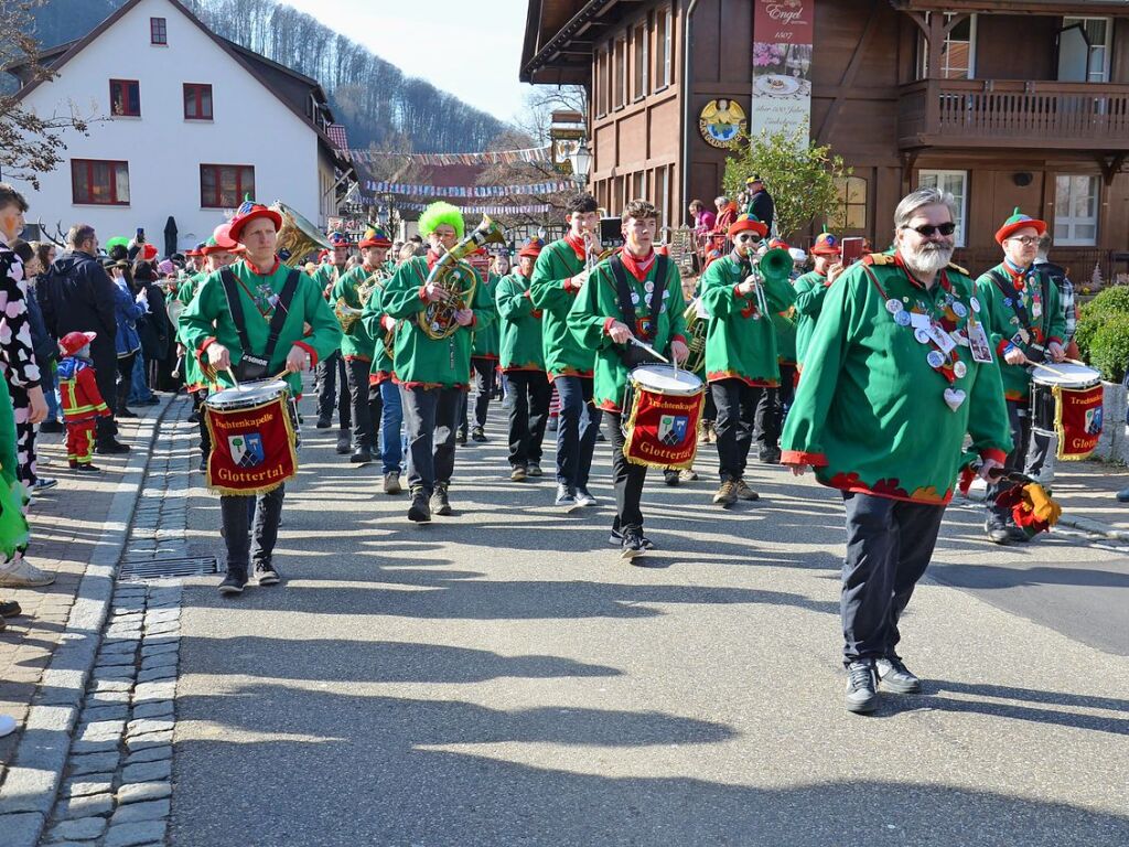 Die Trachtenkapelle Glottertal sowie die Narrenznfte Triibl, Plattewiebli und Eichberghexen marschieren am Sonntag vorneweg. Es folgten diverse Gruppierungen aus dem Glottertal sowie sechs Gastznfte.