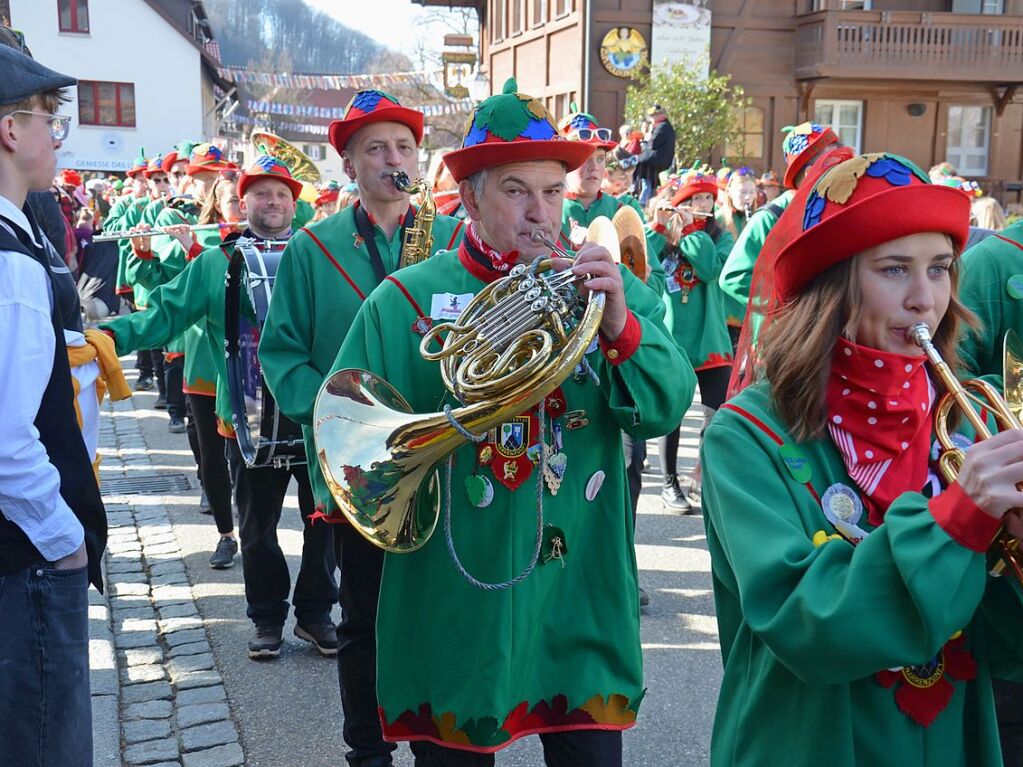 Die Trachtenkapelle Glottertal sowie die Narrenznfte Triibl, Plattewiebli und Eichberghexen marschieren am Sonntag vorneweg. Es folgten diverse Gruppierungen aus dem Glottertal sowie sechs Gastznfte.