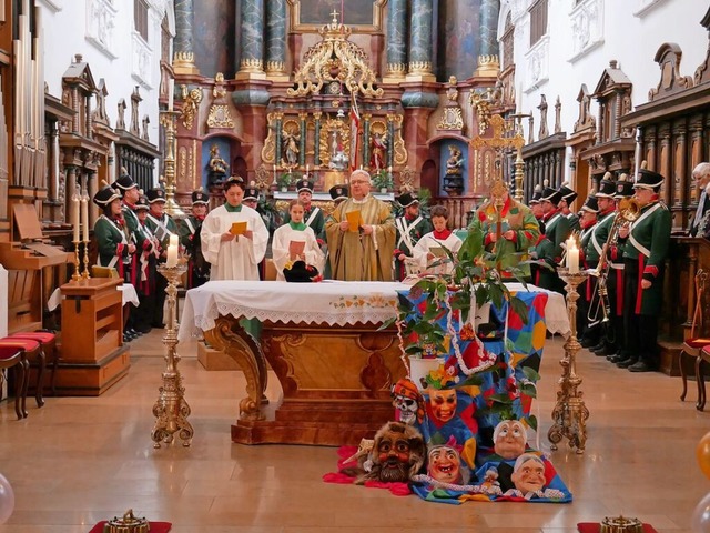 Flankiert von der Ranzengarde, hielt Dekan Peter Berg den Narrengottesdienst.  | Foto: Michael Gottstein