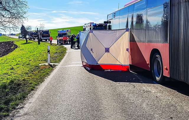 F&uuml;r den Motorradfahrer kam bei di...n Ludwigsburg jede Hilfe zu sp&auml;t.  | Foto: Karsten Schmalz/KS-Images.de/dpa