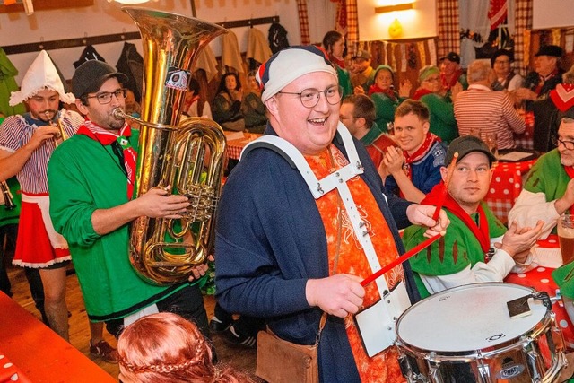 Linus Sedlak gibt den Rhythmus an fr die Holzschlger Holzhackermusik.  | Foto: Wolfgang Scheu