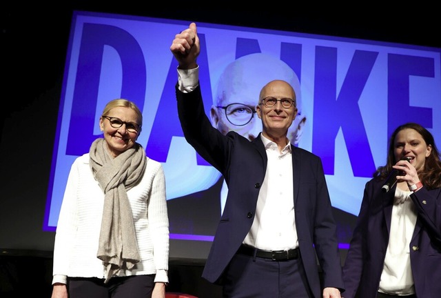 Hanseatisch nchtern fiel der Jubel vo...hlsieger Peter Tschentscher (SPD) aus.  | Foto: Christian Charisius (dpa)