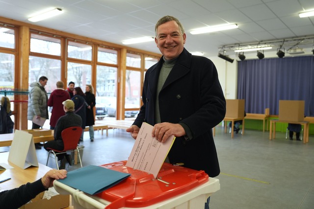 Jan van Aken spricht vom Comeback seiner Partei.  | Foto: Marcus Brandt/dpa