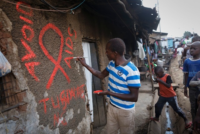 Ein Graffiti ruft zur Vermeidung von Aids auf (Archivbild)  | Foto: picture alliance / dpa