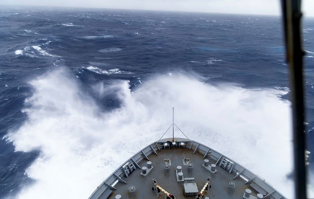 Ein australisches Marineschiff k&auml;...llen, um den Extrem-Ruderer zu retten.  | Foto: Department Of Defence/Department of Defence/AAP/dpa