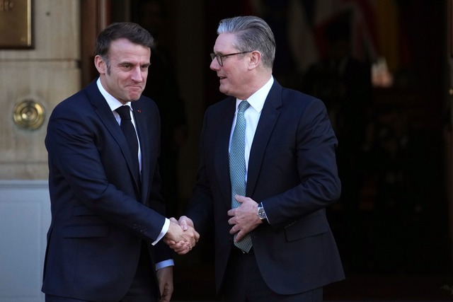 Macron und Starmer schlagen eine einmonatige Waffenruhe in der Ukraine vor.  | Foto: Christophe Ena/Pool AP/AP/dpa