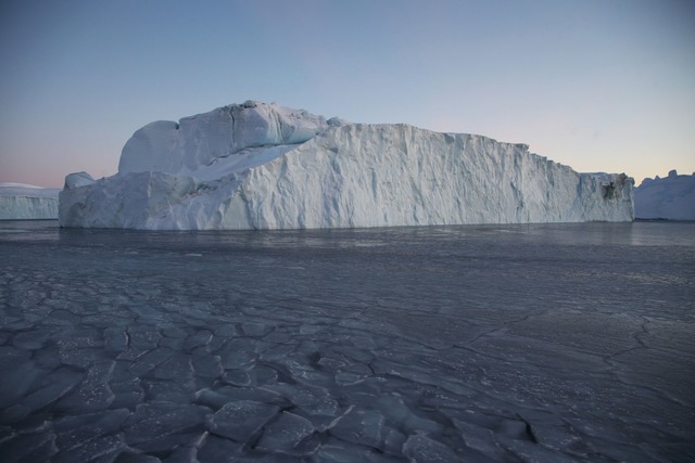 Ein Eisberg treibt im Ilulissat-Eisfjord.  | Foto: Steffen Trumpf/dpa