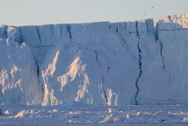 Risse sind im Ilulissat-Eisfjord in einem riesigen Eisberg zu sehen.  | Foto: Steffen Trumpf/dpa