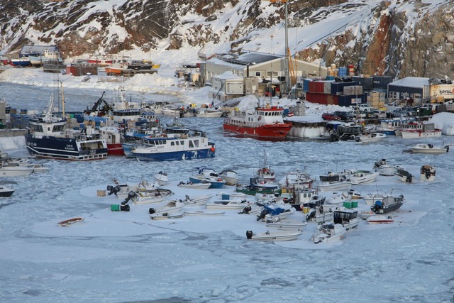 Boote und Schiffe im Hafen von Ilulissat.  | Foto: Steffen Trumpf/dpa