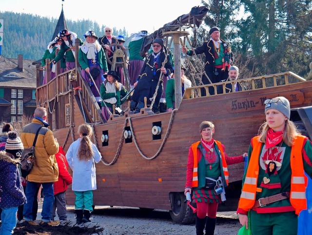 Die stolze Santa Maria mit Seemer Wiib...n und Seerubern war das Schlusslicht.  | Foto: Eva Korinth