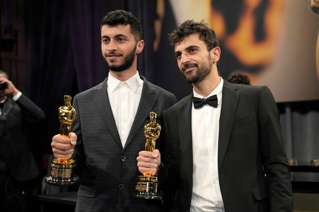 Basel Adra (l) und Yuval Abraham gewan...;r den Dokumentarfilm "No Other Land".  | Foto: John Locher/Invision/AP/dpa