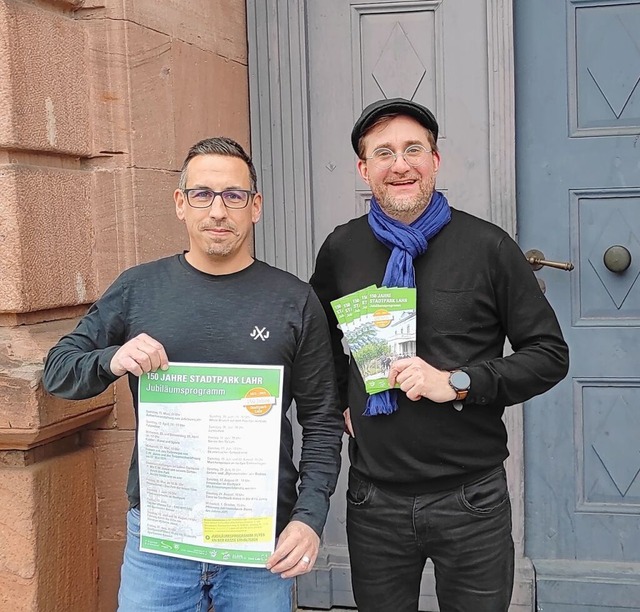 Mathias Pieper (links) und Fabian Romanith prsentieren das Jubilumsprogramm.  | Foto: Stadt Lahr