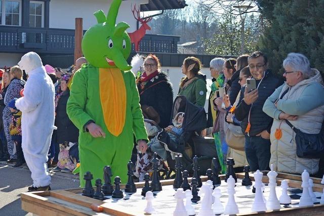 Tabaluga sinniert in Husern ber gute Schachzge