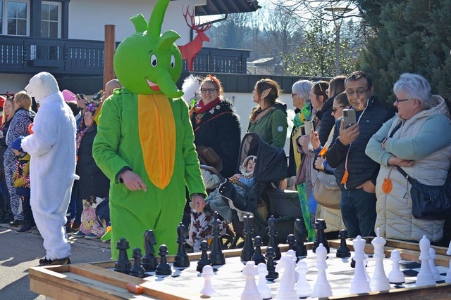 Beim Schachspiel raucht Tabaluga der Kopf.  | Foto: Christiane Sahli