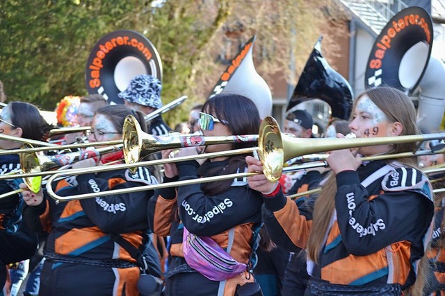 Schrge Tne durften beim Wagenbauerumzug nicht fehlen.  | Foto: Christiane Sahli